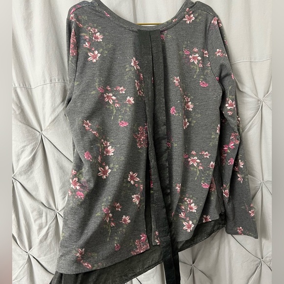 Floral Gray Women's Top - Picture 4 of 5